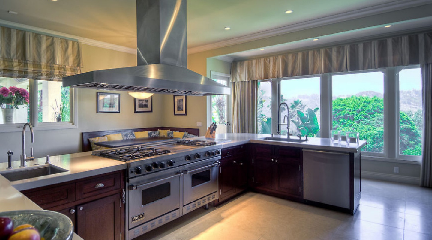 mark wahlberg lists beverly hills home 5