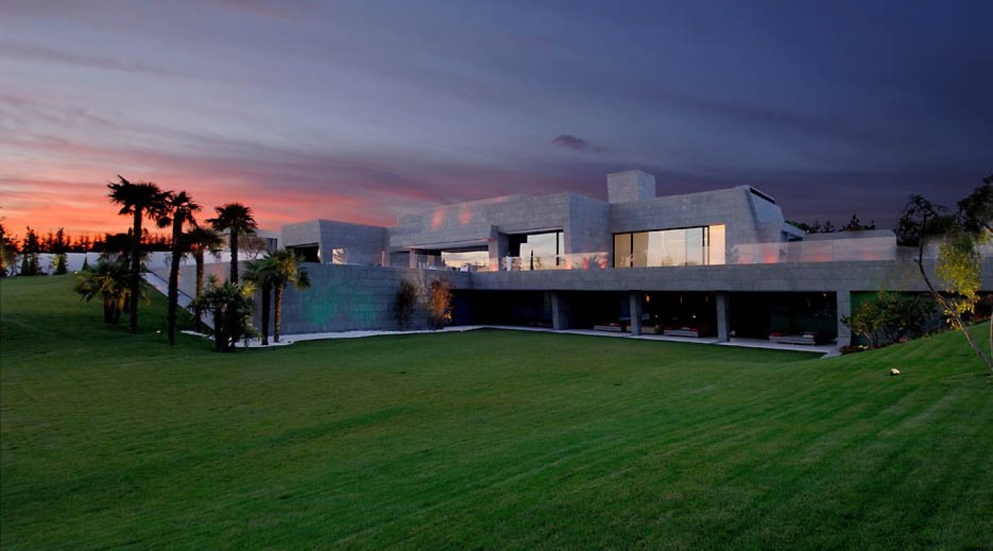 house by a cero in madrid spain 5