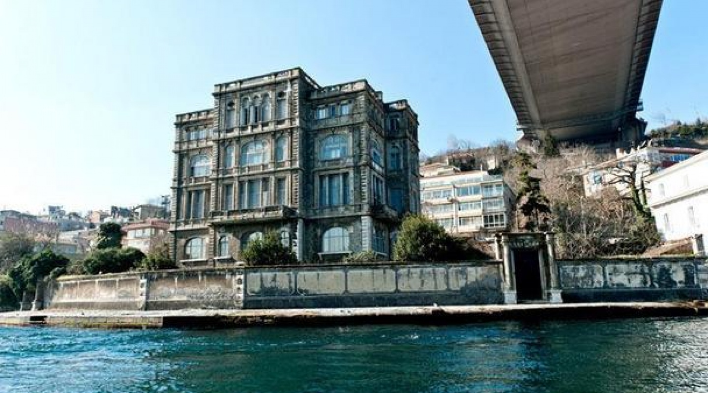 zeki pasa waterside mansion