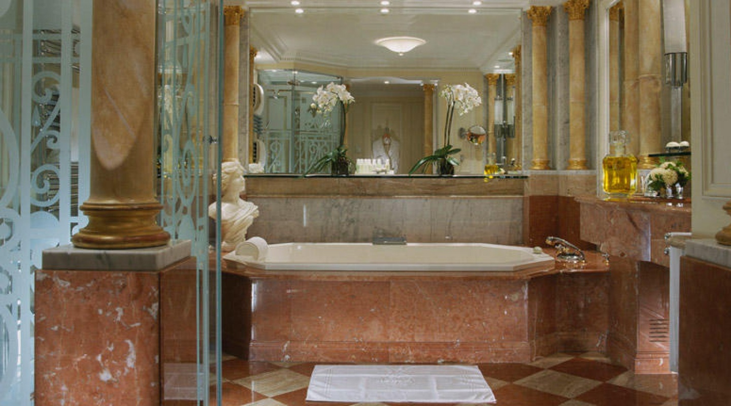 royal suite in hotel plaza athene 2