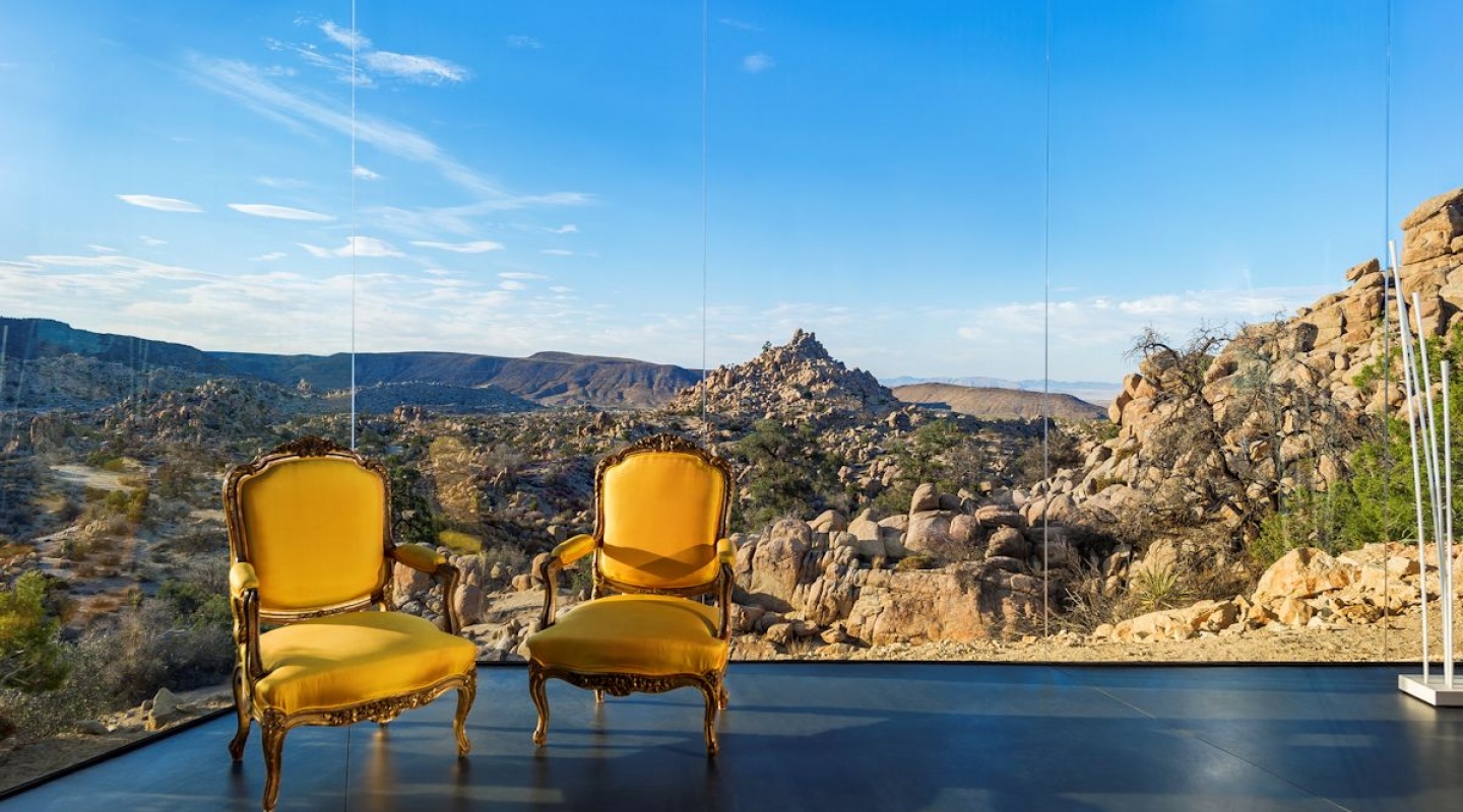 black desert house located in california 3