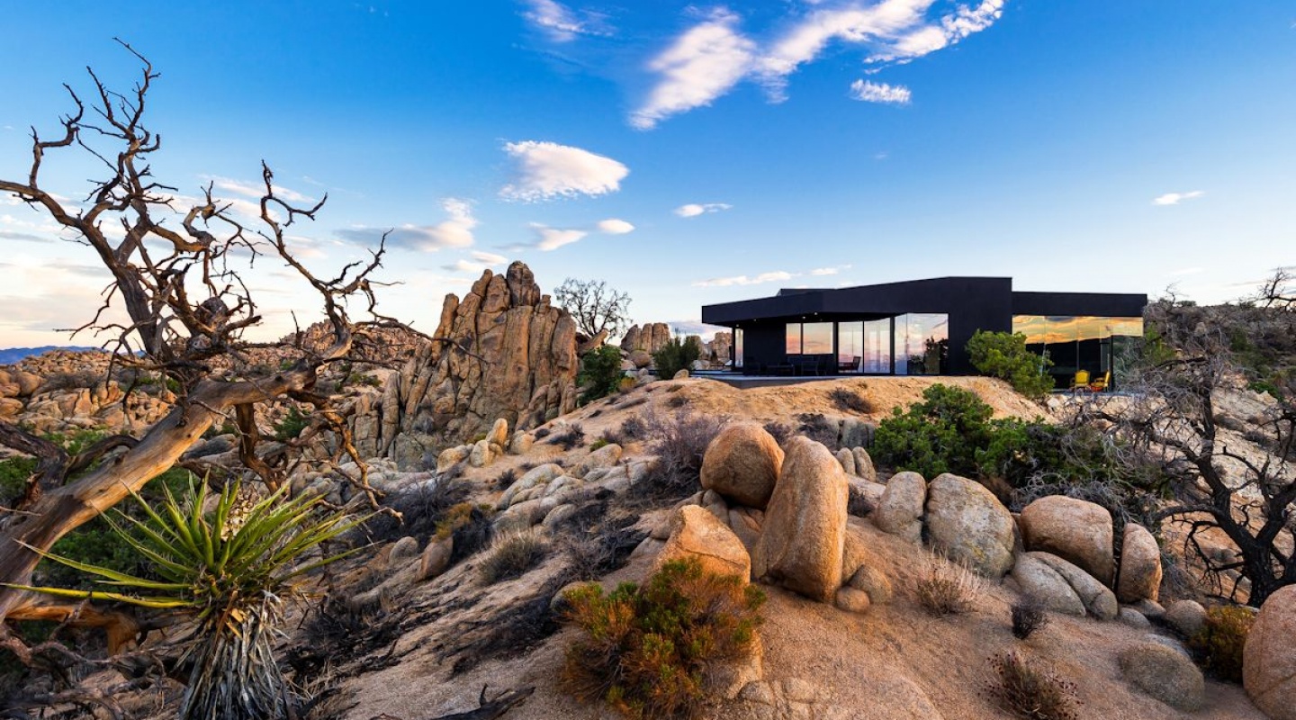 black desert house located in california 7