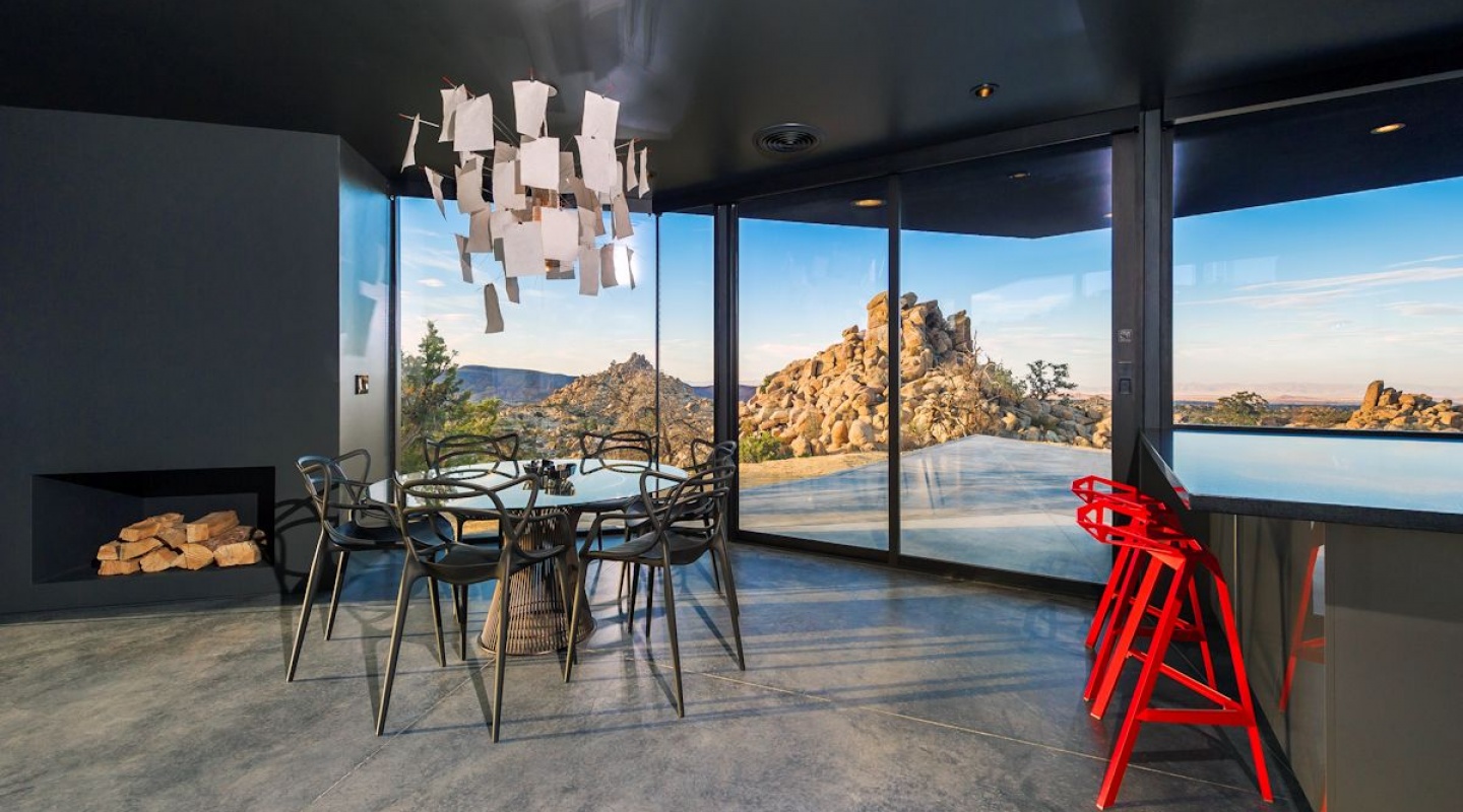 black desert house located in california 9